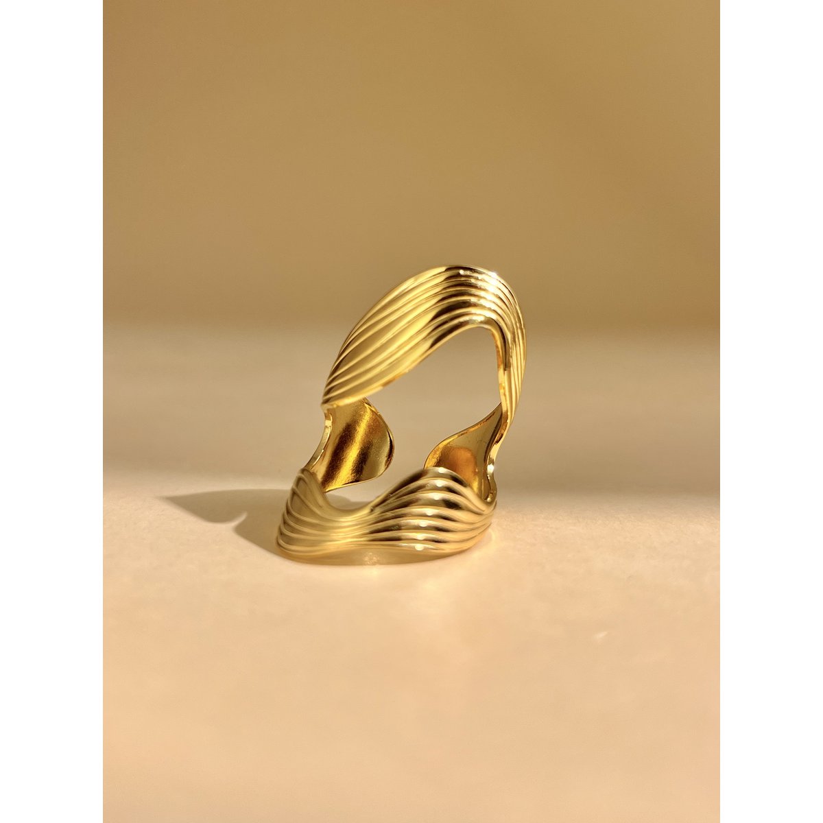 ZAYA x COSMOS 🇫🇷 Vague – podesivi zlatni prsten s teksturom inspiriranom valovima