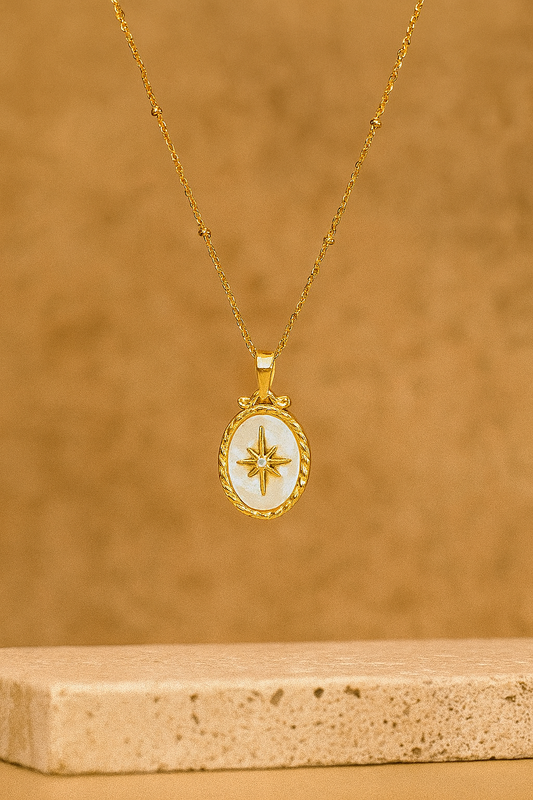 ZAYA x COSMOS 🇫🇷 Celeste – zlatna ogrlica s ovalnim privjeskom, zvjezdanim sjajem i bisernim detaljem