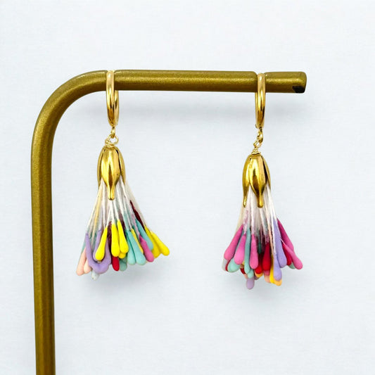 šarene naušnice, naušnice paun, boho chic nakit, ZAYA x CASSETTE, pozlaćeni obruči, viseće naušnice, statement nakit, waterproof naušnice, nakit za ljeto, nakit s bojama, zaya-hr.com, poklon za prijateljicu, modni dodatak 2025, španjolski nakit, vibrant accessories, stylish earrings, everyday statement earrings, hypoallergenic nakit