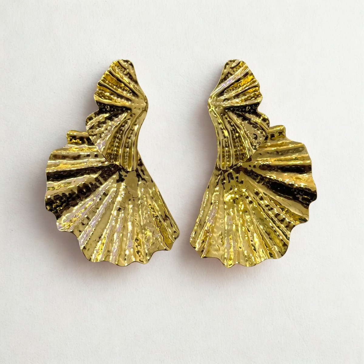 viseće naušnice XL, zlatne naušnice, statement earrings, waterproof nakit, ZAYA x CASSETTE, pozlaćeni nakit, modni dodatak za večer, nakit za posebne prilike, španjolski brend nakita, zaya-hr.com, poklon za nju, nakit koji privlači poglede, chic accessories 2025, hypoallergenic earrings, party look, glamurozni stil, fashion jewelry online, barcelona design