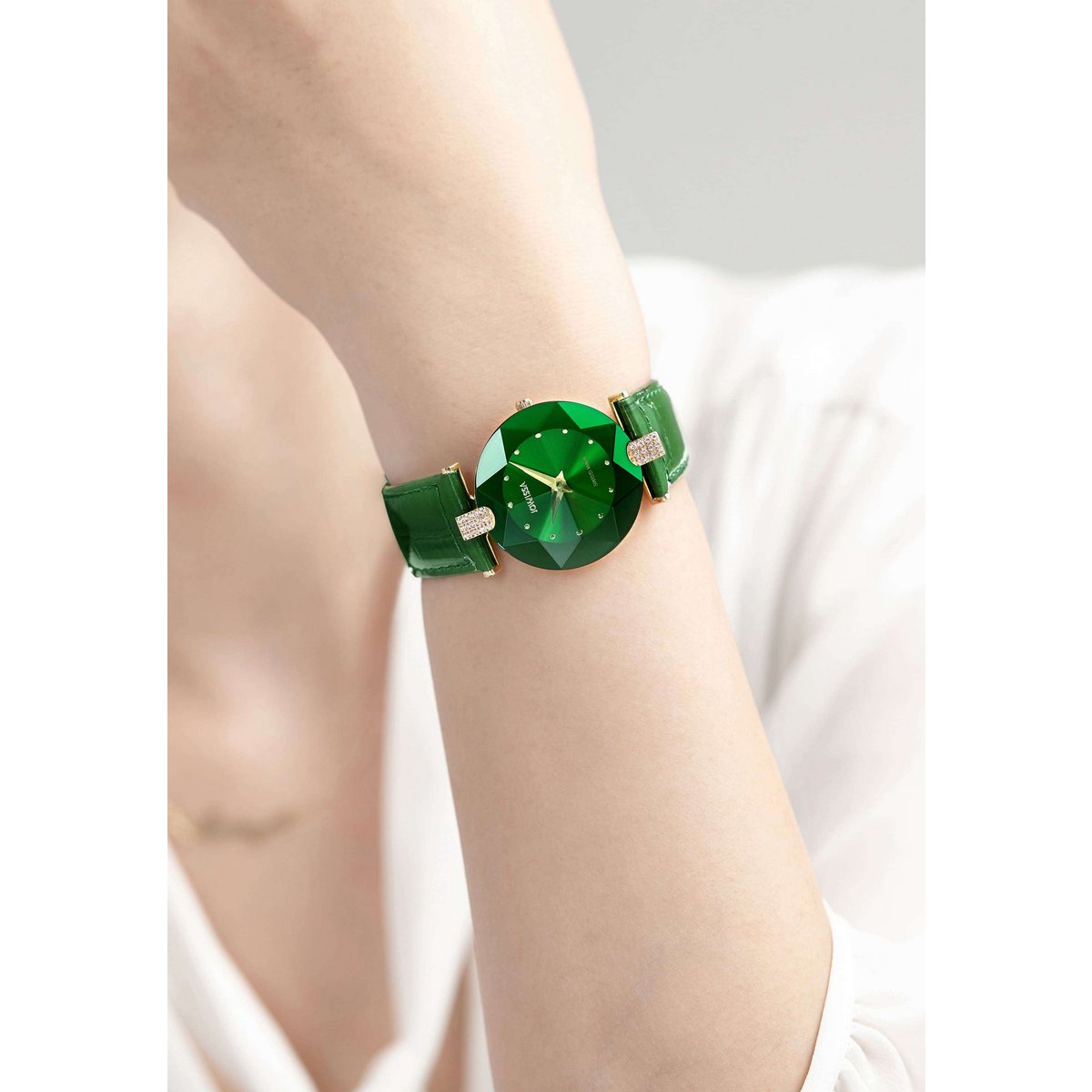 ZAYA x Jowissa 🇨🇭 – Švicarski sat Facet Strass (Gold / Emerald Green)