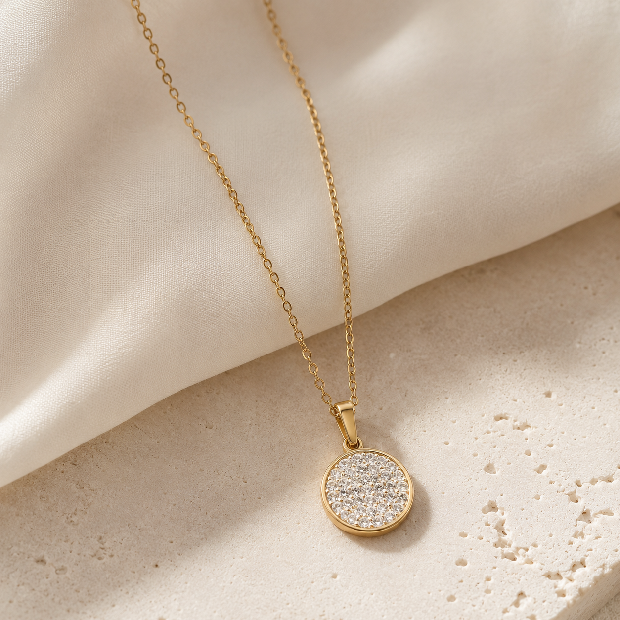 ogrlica sa kamenčićima, zlatna ogrlica, gold necklace, ogrlica s privjeskom, okrugli privjesak ogrlica, necklace with pendant, stainless steel ogrlica, nehrđajući čelik ogrlica, ogrlica 48 cm, elegantna ogrlica, minimalistička ogrlica, sjajna ogrlica, ogrlica za svaki dan, ogrlica za večer, ogrlica za poklon, poklon za nju, modni nakit, ZAYA ogrlica, ZAYA nakit, zlatni nakit, ogrlica sa cirkonima, ogrlica sa sitnim kamenčićima, trendy ogrlica, premium fashion jewelry, layering ogrlica, ogrlica za košulju, o