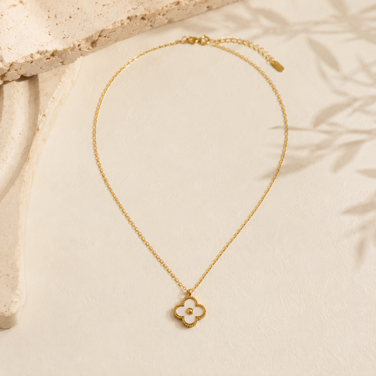 ZAYA x CASSETTE ES – Minimal Clover Necklace