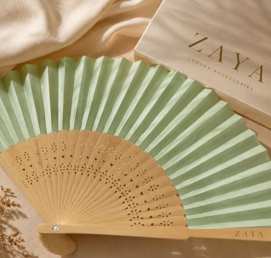 ZAYA Cool Me Down Set, set lepeze i gumice za kosu, ljetni set za žene, papirnata lepeza, elegantna lepeza, lepeza za vruće dane, gumica za kosu scrunchie, ljetni modni dodatak, ZAYA lepeza, ZAYA modni dodaci, ZAYA ljetna kolekcija, poklon set za žene, mali ljetni poklon, poklon za prijateljicu, poklon za djevojačku večer, poklon za gošće na vjenčanju, lepeza za vjenčanje, lepeza za plažu, lepeza za putovanja, lepeza za festival, ljetni SOS set, summer essentials set, summer rescue set, cool me down set, mo