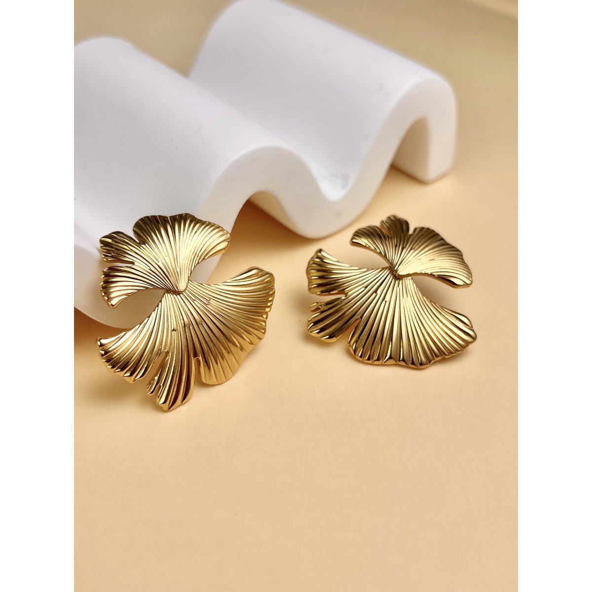 ZAYA x COSMOS 🇫🇷 Ginkgo – elegantne zlatne naušnice s motivom lista