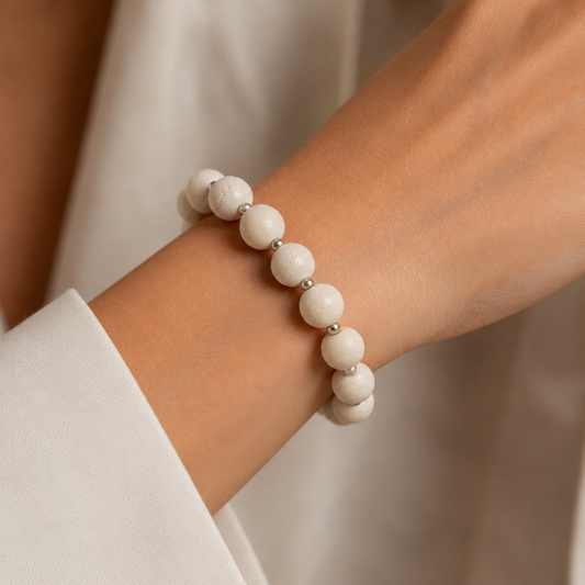 bijela narukvica, narukvica od bijelog koralja, coral bracelet, white coral bracelet, elastična narukvica, narukvica s perlama, bijela narukvica s perlama, ženska narukvica, elegantna narukvica, minimalistička narukvica, prirodni nakit, nakit od koralja, bijeli nakit, ljetna narukvica, mediteranski nakit, narukvica za ljeto, narukvica za svaki dan, narukvica za poklon, poklon za nju, online nakit Hrvatska, nakit online, ZAYA nakit, ZAYA narukvica, brza isporuka nakita, modni nakit, ženski modni dodaci, naru