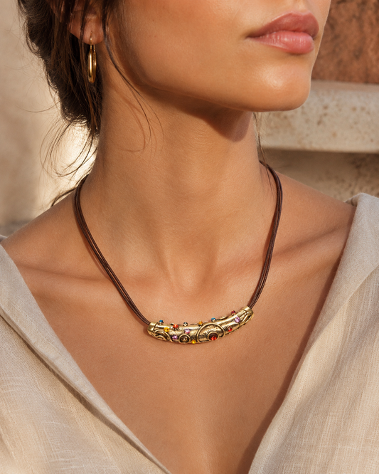 boho ogrlica, ogrlica s privjeskom, ogrlica s kamenčićima, šarena ogrlica, vintage ogrlica, antique gold ogrlica, ogrlica s kožnim trakama, ženska ogrlica, modna ogrlica, umjetnička ogrlica, statement ogrlica, ogrlica za žene, ZAYA ogrlica, ZAYA nakit, online nakit Hrvatska, nakit online, brza isporuka nakita, boho nakit, mediteranski nakit, ogrlica za poklon, poklon za nju, ogrlica za ljeto, ogrlica za dekolte, ogrlica uz lanenu košulju, ogrlica za haljinu, elegantna boho ogrlica, vintage nakit, nakit sa š