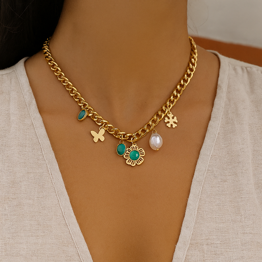 boho ogrlica s tirkizom, zlatna ogrlica s privjescima, leptir nakit, ZAYA x COSMOS, boho chic nakit, francuski brend nakita, ogrlica s cvijetom i biserom, zaya-hr.com, nakit za ljeto, simboličan nakit, modni dodatak za romantičarke, festival nakit 2025, statement boho ogrlica, tirkizni kamen ogrlica, hypoallergenic necklace, ogrlica s prirodnim motivima