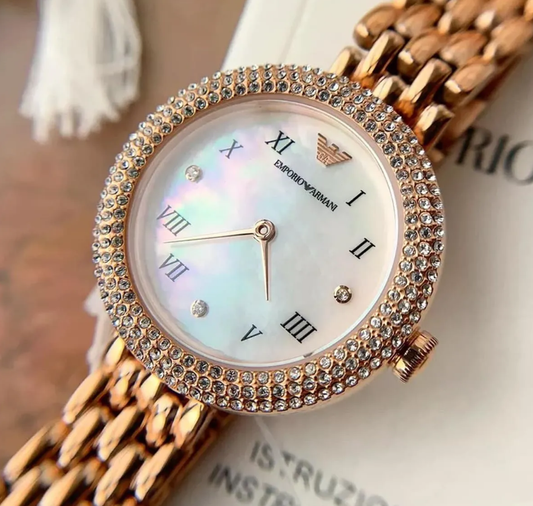 ženski sat, Armani sat, Emporio Armani AR11355, ručni sat zlatni, elegantan ženski sat, poklon za curu, poklon za mamu, poklon za ženu, ženski sat s kristalima, sat s rimskim brojevima, modni dodatak, luksuzni ženski sat, sat s narukvicom, ZAYA preporuka, sat online kupnja, statement sat, chic sat, sat s bisernim brojčanikom, rose gold sat, sat kao nakit, ženski sat webshop, elegantni satovi za žene, Emporio Armani Hrvatska