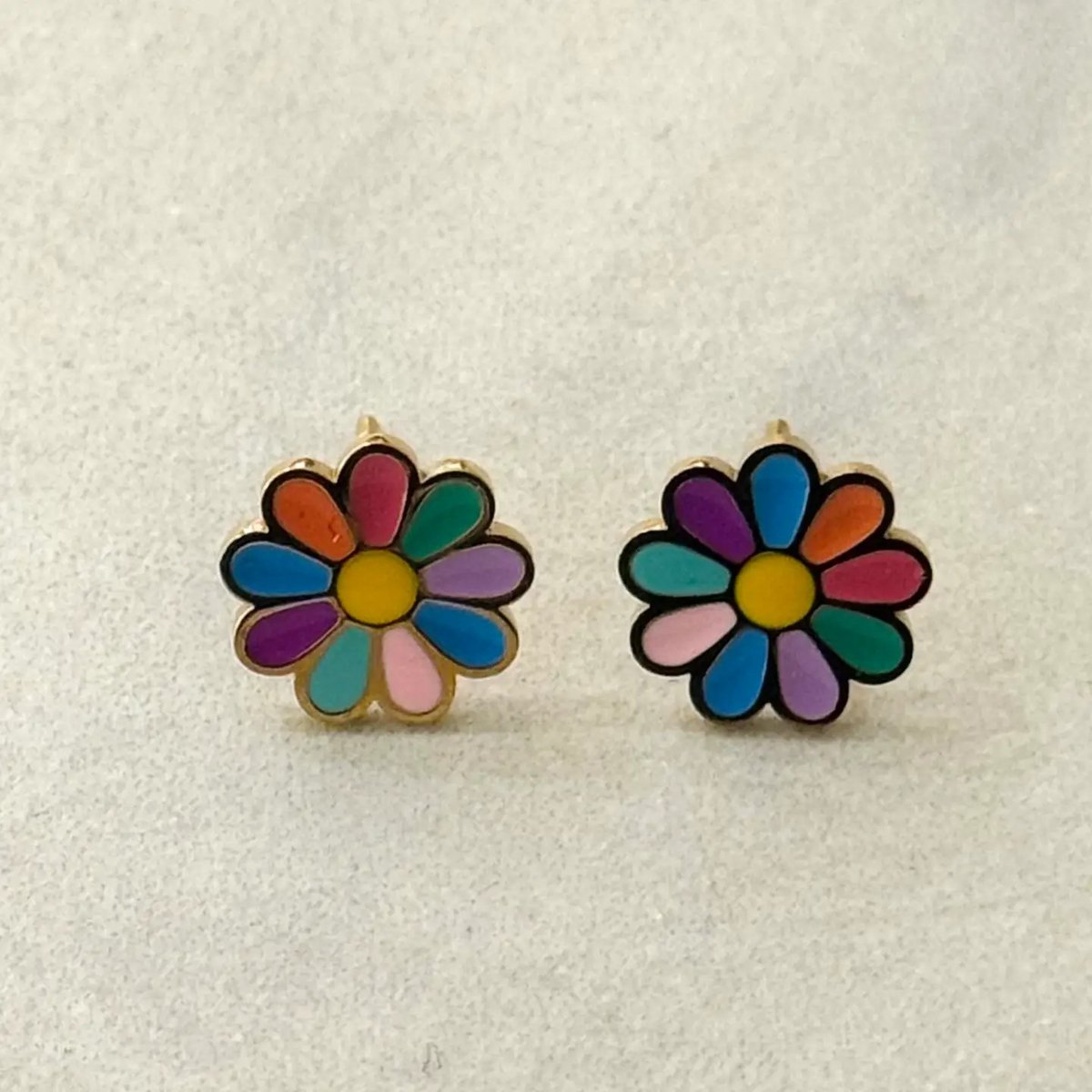 mini naušnice cvijet, šareni nakit, pozlaćeni obruči s emajlom, ZAYA x CASSETTE, waterproof nakit, hypoallergenic earrings, poklon za curu, nakit za svaki dan, veseli nakit, cvjetići u nakitu, zaya-hr.com, nakit s bojom, modni dodatak 2025, španjolski dizajn, Barcelona brand, flower power accessories, cheerful jewelry, chic i jednostavno