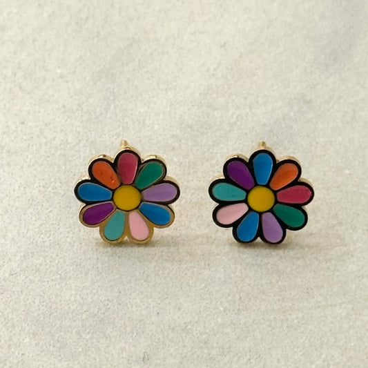mini naušnice cvijet, šareni nakit, pozlaćeni obruči s emajlom, ZAYA x CASSETTE, waterproof nakit, hypoallergenic earrings, poklon za curu, nakit za svaki dan, veseli nakit, cvjetići u nakitu, zaya-hr.com, nakit s bojom, modni dodatak 2025, španjolski dizajn, Barcelona brand, flower power accessories, cheerful jewelry, chic i jednostavno