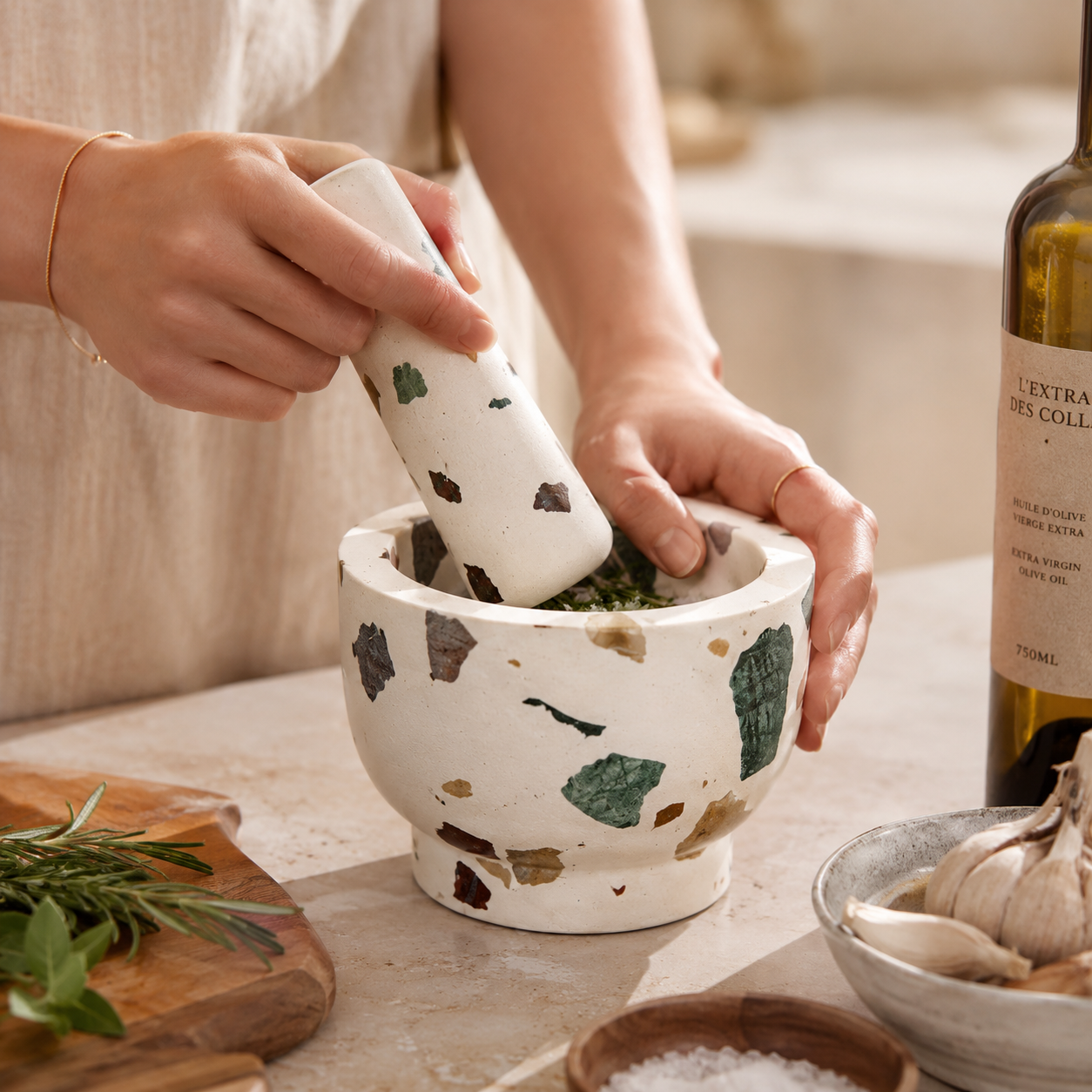 mužar, mužar s tučkom, terrazzo mužar, kuhinjski mužar, mužar za začine, mužar za bilje, mužar za pesto, mužar za češnjak, mortar and pestle, terrazzo mortar and pestle, kuhinjski dodatak, dekorativni mužar, mediteranska kuhinja, pribor za kuhanje, dodatak za kuhinju, ZAYA x NIRS, ZAYA kuhinja, NIRS oprema, poklon za kuhinju, poklon za useljenje, kuhinjski dekor, boho kuhinja, moderni kuhinjski dodaci, mužar za začinsko bilje, mužar za marinade, mužar za orašaste plodove, mužar za papar, bijeli terrazzo muž