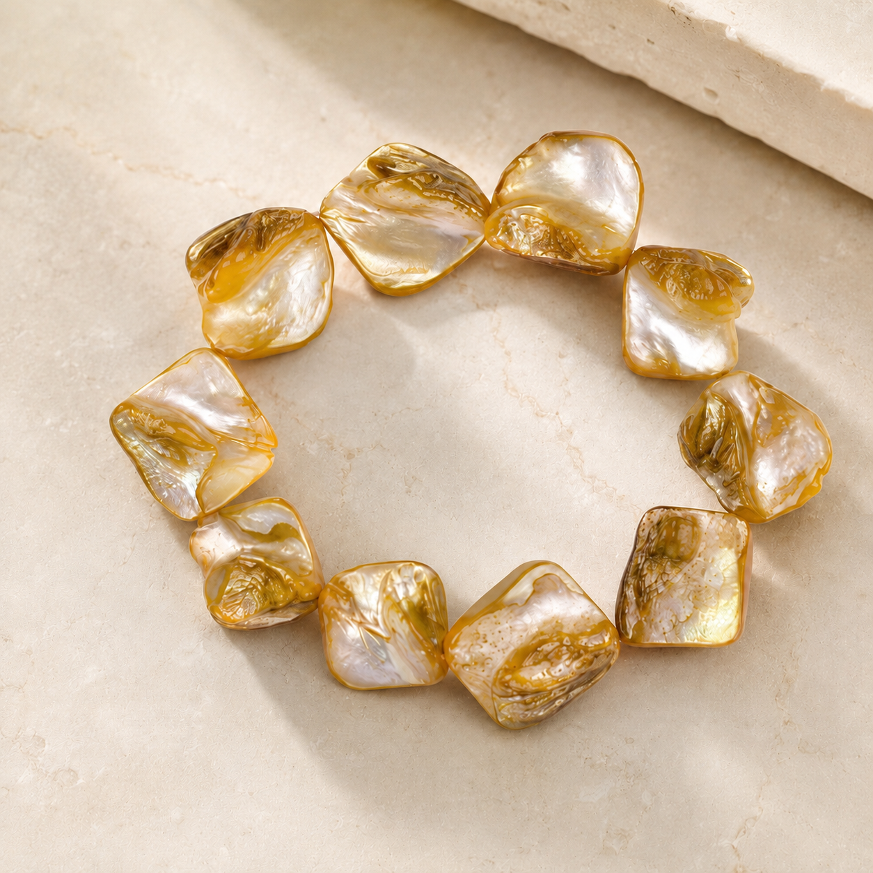 narukvica mother of pearl, mother of pearl bracelet, zlatna narukvica, zlatna ljetna narukvica, biserna narukvica, narukvica od školjki, shell bracelet, narukvica od sedefa, sedef narukvica, boho narukvica, mediteranska narukvica, beach bracelet, resort jewelry, coastal jewelry, ljetni nakit, nakit za plažu, nakit za more, prirodni nakit, narukvica za ljeto, ZAYA narukvica, ZAYA nakit, elegantna narukvica, statement narukvica, zlatni modni dodatak, narukvica za haljinu, narukvica za lanenu košulju, poklon z
