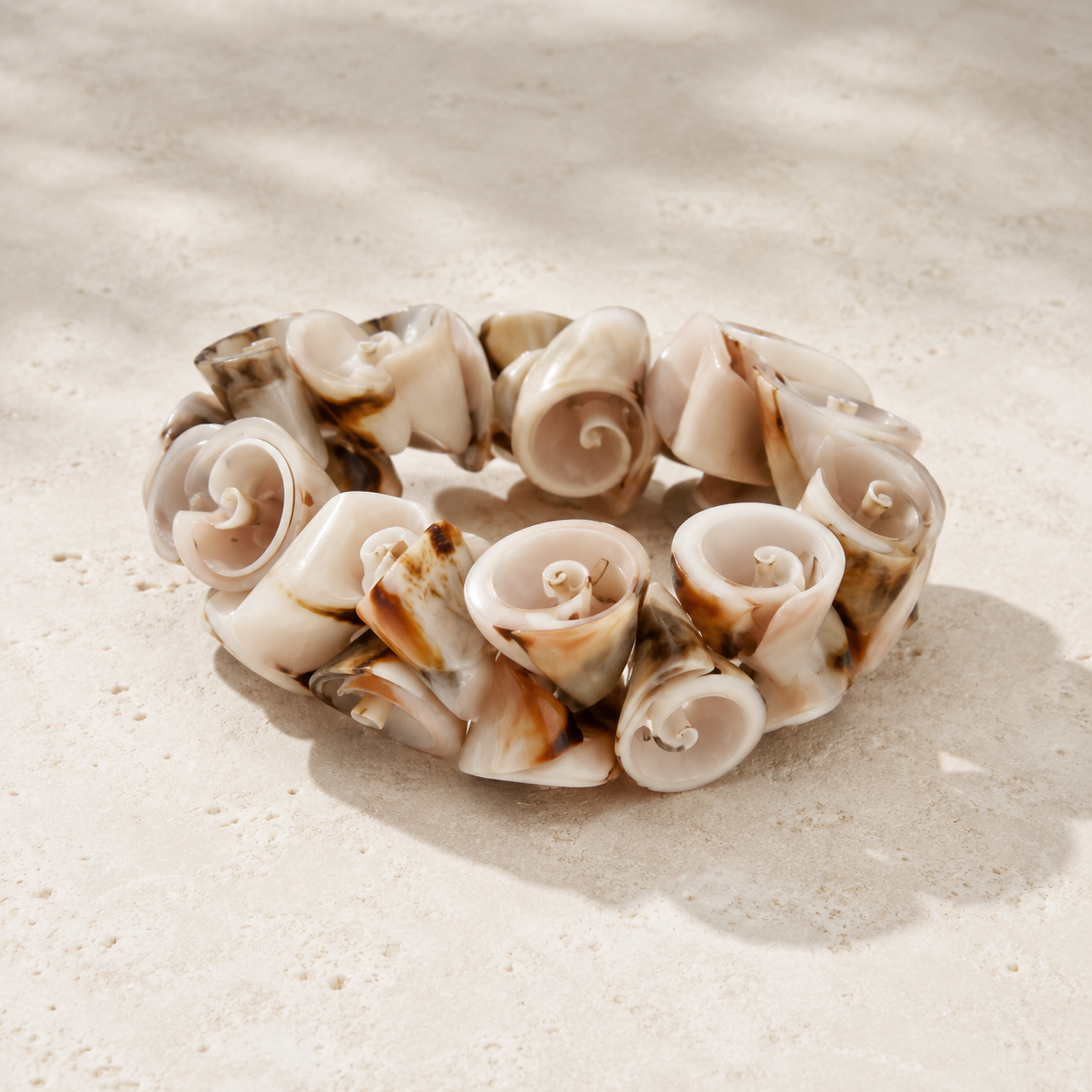 narukvica od spiralnih školjkica, spiralne školjkice narukvica, narukvica od školjki, narukvica od morskih školjki, shell bracelet, spiral shell bracelet, Shiva shell narukvica, operculum shell narukvica, boho narukvica, ljetna narukvica, morska narukvica, mediteranski nakit, nakit od školjkica, prirodni nakit, ženska narukvica, elastična narukvica, široka narukvica, narukvica 25 mm, narukvica za plažu, narukvica za ljeto, narukvica za poklon, poklon za nju, ZAYA nakit, ZAYA narukvica, online nakit Hrvatska