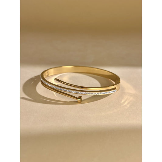 narukvica u obliku čavla, zlatna statement narukvica, ZAYA x COSMOS, francuski dizajn, strass cirkoni, vodootporni nakit, hypoallergenic bracelet, zaya-hr.com, edgy minimalistički nakit, power jewelry, industrijska elegancija, chic dodatak 2025, zlatna narukvica s kristalima, modni dodatak s karakterom, nakit za žene koje znaju što žele