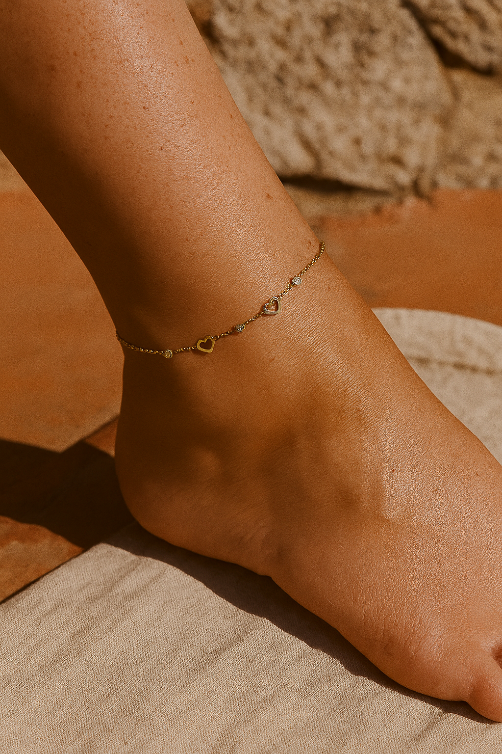 narukvica za gležanj, ankle chain s cirkonima, ljetni nakit, pozlaćena narukvica s motivom srca, ZAYA x COSMOS, vodootporan nakit, minimalistički ženski nakit, francuski modni brend, zaya-hr.com, chic dodatak za ljeto, nakit za plažu, romantični detalji, statement gležanj, jeftini trendi nakit, poklon za curu, nakit za nogu 2025