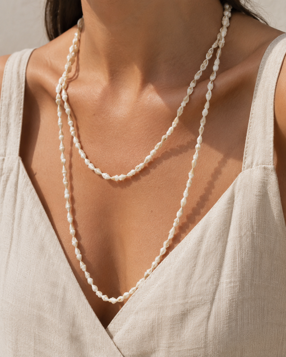 ogrlica od školjkica, duga ogrlica od školjki, bijela ogrlica od školjki, shell necklace, long shell necklace, ogrlica 140 cm, ljetna ogrlica, mediteranska ogrlica, boho ogrlica, beach necklace, coastal jewelry, resort nakit, nakit za ljeto, nakit za plažu, ogrlica za more, bijeli nakit, prirodna ogrlica, školjkice ogrlica, ogrlica od morskih školjki, handmade style nakit, ZAYA ogrlica, ZAYA nakit, boho nakit, ljetni modni dodatak, ogrlica za haljinu, ogrlica za lanenu košulju, ogrlica za kupaći kostim, dug