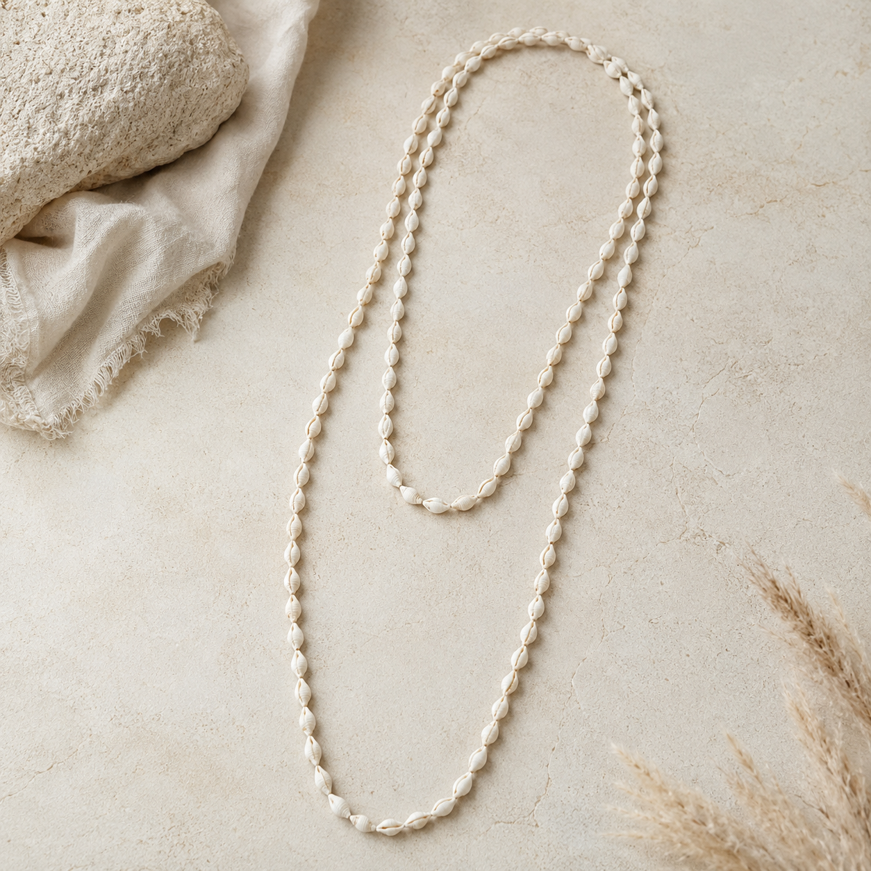 ogrlica od školjkica, duga ogrlica od školjki, bijela ogrlica od školjki, shell necklace, long shell necklace, ogrlica 140 cm, ljetna ogrlica, mediteranska ogrlica, boho ogrlica, beach necklace, coastal jewelry, resort nakit, nakit za ljeto, nakit za plažu, ogrlica za more, bijeli nakit, prirodna ogrlica, školjkice ogrlica, ogrlica od morskih školjki, handmade style nakit, ZAYA ogrlica, ZAYA nakit, boho nakit, ljetni modni dodatak, ogrlica za haljinu, ogrlica za lanenu košulju, ogrlica za kupaći kostim, dug