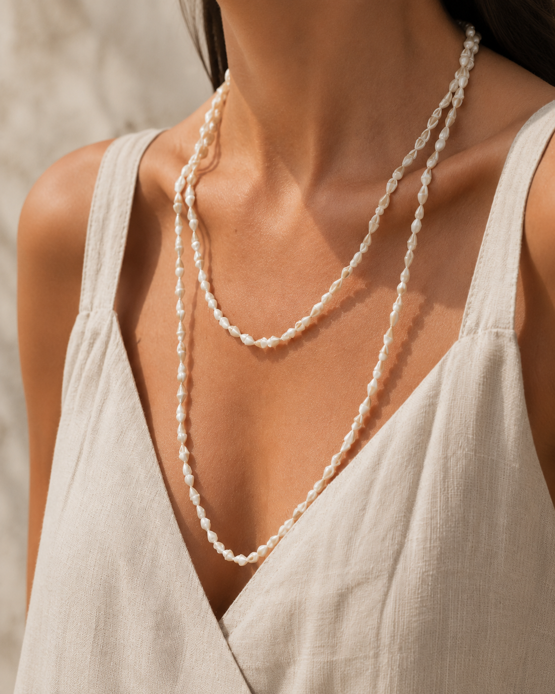 ogrlica od školjkica, duga ogrlica od školjki, bijela ogrlica od školjki, shell necklace, long shell necklace, ogrlica 140 cm, ljetna ogrlica, mediteranska ogrlica, boho ogrlica, beach necklace, coastal jewelry, resort nakit, nakit za ljeto, nakit za plažu, ogrlica za more, bijeli nakit, prirodna ogrlica, školjkice ogrlica, ogrlica od morskih školjki, handmade style nakit, ZAYA ogrlica, ZAYA nakit, boho nakit, ljetni modni dodatak, ogrlica za haljinu, ogrlica za lanenu košulju, ogrlica za kupaći kostim, dug