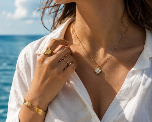ogrlica s djetelinom, clover necklace, vodootporna ogrlica, vodootporni nakit, ogrlica od nehrđajućeg čelika, pozlaćena ogrlica, 14k pozlata, zlatna ogrlica, minimalistička ogrlica, elegantna ogrlica, ogrlica za svaki dan, layering ogrlica, lucky clover necklace, stainless steel necklace, waterproof jewelry, waterproof necklace, hypoallergenic jewelry, hipoalergena ogrlica, ogrlica bez nikla, ogrlica bez olova, premium nakit, luksuzni modni nakit, ZAYA ogrlica, ZAYA x CASSETTE ES, europski brend nakita