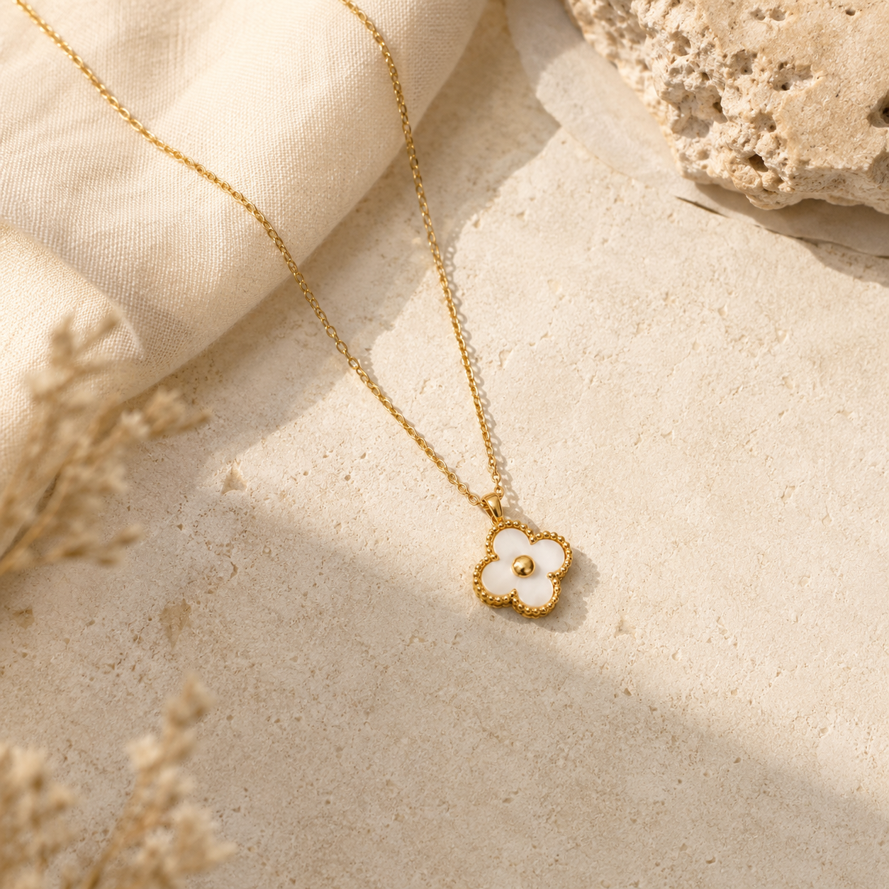 ogrlica s djetelinom, clover necklace, vodootporna ogrlica, vodootporni nakit, ogrlica od nehrđajućeg čelika, pozlaćena ogrlica, 14k pozlata, zlatna ogrlica, minimalistička ogrlica, elegantna ogrlica, ogrlica za svaki dan, layering ogrlica, lucky clover necklace, stainless steel necklace, waterproof jewelry, waterproof necklace, hypoallergenic jewelry, hipoalergena ogrlica, ogrlica bez nikla, ogrlica bez olova, premium nakit, luksuzni modni nakit, ZAYA ogrlica, ZAYA x CASSETTE ES, europski brend nakita, pok