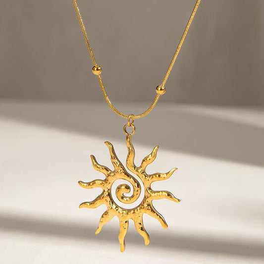 ogrlica s motivom sunca, hammered sun necklace, ZAYA x COSMOS, solarna ogrlica, vodootporni nakit, minimalistička zlatna ogrlica, francuski brend nakita, zaya-hr.com, chic ljetni nakit, poklon za nju, nakit s prirodnim simbolima, ogrlica za svaki dan, spiritual sun jewelry, elegantan sunčani privjesak, modni dodatak 2025, layering necklace inspiration