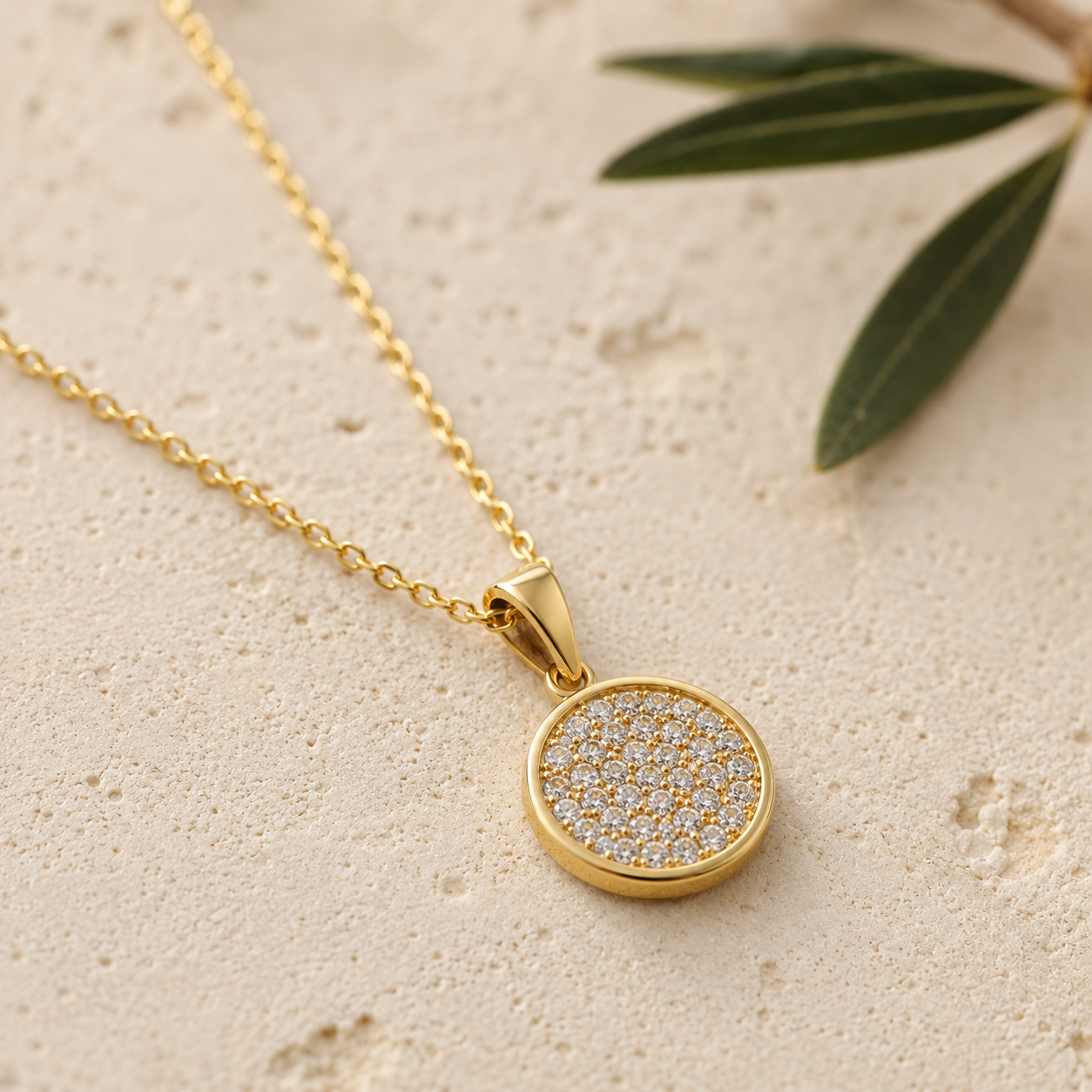 ogrlica sa kamenčićima, zlatna ogrlica, gold necklace, ogrlica s privjeskom, okrugli privjesak ogrlica, necklace with pendant, stainless steel ogrlica, nehrđajući čelik ogrlica, ogrlica 48 cm, elegantna ogrlica, minimalistička ogrlica, sjajna ogrlica, ogrlica za svaki dan, ogrlica za večer, ogrlica za poklon, poklon za nju, modni nakit, ZAYA ogrlica, ZAYA nakit, zlatni nakit, ogrlica sa cirkonima, ogrlica sa sitnim kamenčićima, trendy ogrlica, premium fashion jewelry, layering ogrlica, ogrlica za košulju, o