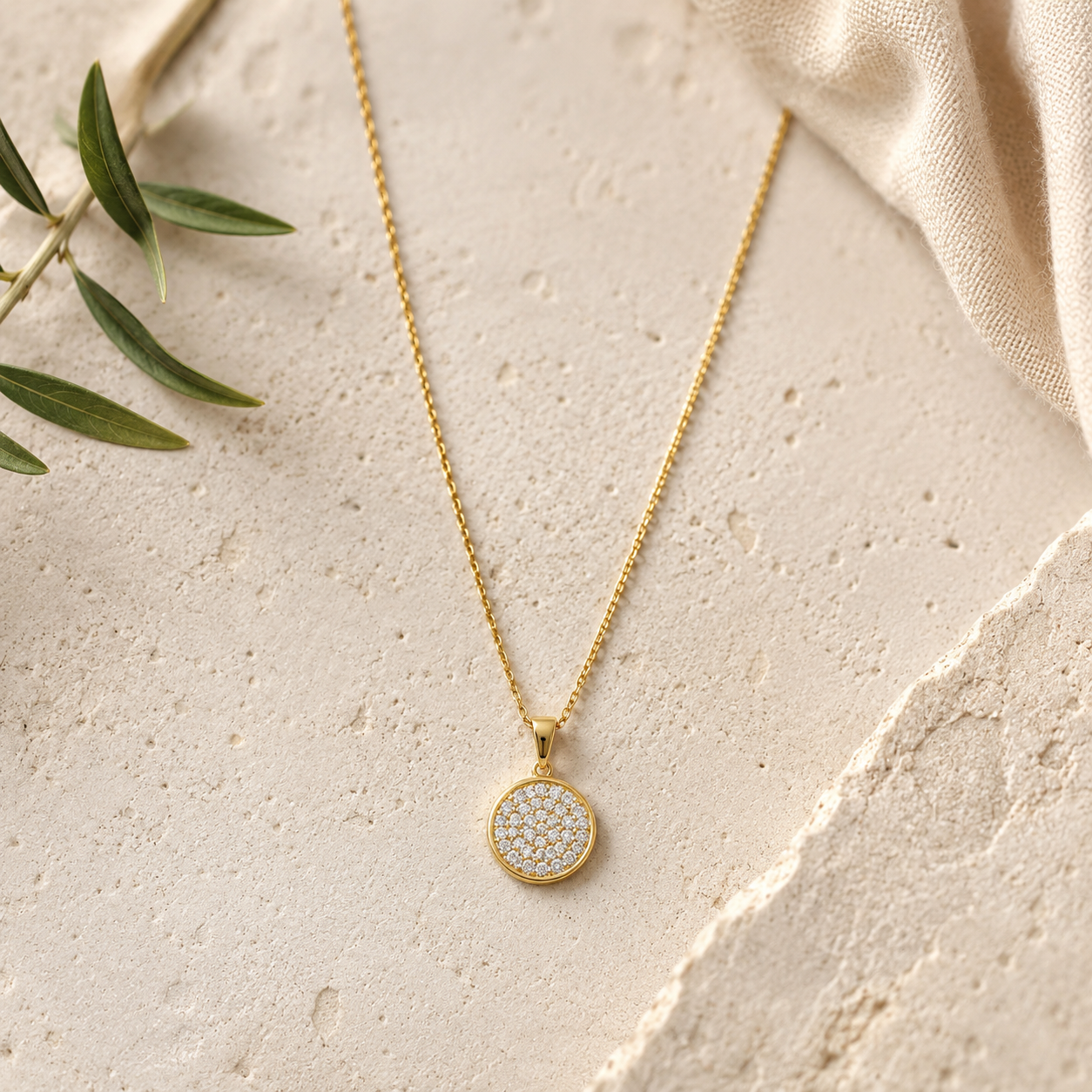 ogrlica sa kamenčićima, zlatna ogrlica, gold necklace, ogrlica s privjeskom, okrugli privjesak ogrlica, necklace with pendant, stainless steel ogrlica, nehrđajući čelik ogrlica, ogrlica 48 cm, elegantna ogrlica, minimalistička ogrlica, sjajna ogrlica, ogrlica za svaki dan, ogrlica za večer, ogrlica za poklon, poklon za nju, modni nakit, ZAYA ogrlica, ZAYA nakit, zlatni nakit, ogrlica sa cirkonima, ogrlica sa sitnim kamenčićima, trendy ogrlica, premium fashion jewelry, layering ogrlica, ogrlica za košulju, o
