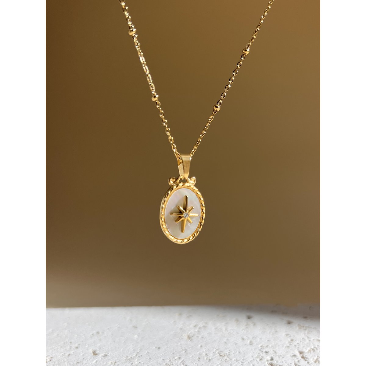 ogrlica sa zvjezdicom, zlatna ogrlica s biserom, rhinestones privjesak, ZAYA x COSMOS, celestial necklace, francuski nakit, ogrlica s motivom zvijezde, nakit s biserima, vodootporna ogrlica, modni dodatak za svaki dan, zaya-hr.com, chic minimalizam, layering necklace, ogrlica za poklon, nakit inspiriran nebom, simboličan nakit, mala zlatna ogrlica 2025