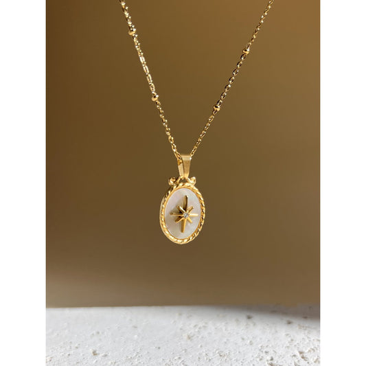 ogrlica sa zvjezdicom, zlatna ogrlica s biserom, rhinestones privjesak, ZAYA x COSMOS, celestial necklace, francuski nakit, ogrlica s motivom zvijezde, nakit s biserima, vodootporna ogrlica, modni dodatak za svaki dan, zaya-hr.com, chic minimalizam, layering necklace, ogrlica za poklon, nakit inspiriran nebom, simboličan nakit, mala zlatna ogrlica 2025