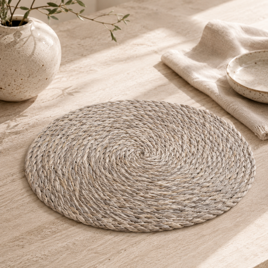 podmetač od morske trave, okrugli podmetač, podmetač za stol, podmetač za tanjur, pleteni podmetač, prirodni podmetač, boho podmetač, mediteranski podmetač, podmetač 35 cm, dekoracija stola, prirodni dekor za stol, podmetač za apartmane, podmetač za restoran, podmetač za terasu, ljetni stol, coastal dekor, boho dekor, rustikalni podmetač, podmetač od prirodnih vlakana, pleteni dekor, podloga za tanjur, podmetač za serviranje, dekorativni podmetač, morska trava dekor, prirodni materijali, zaya podmetač, zaya