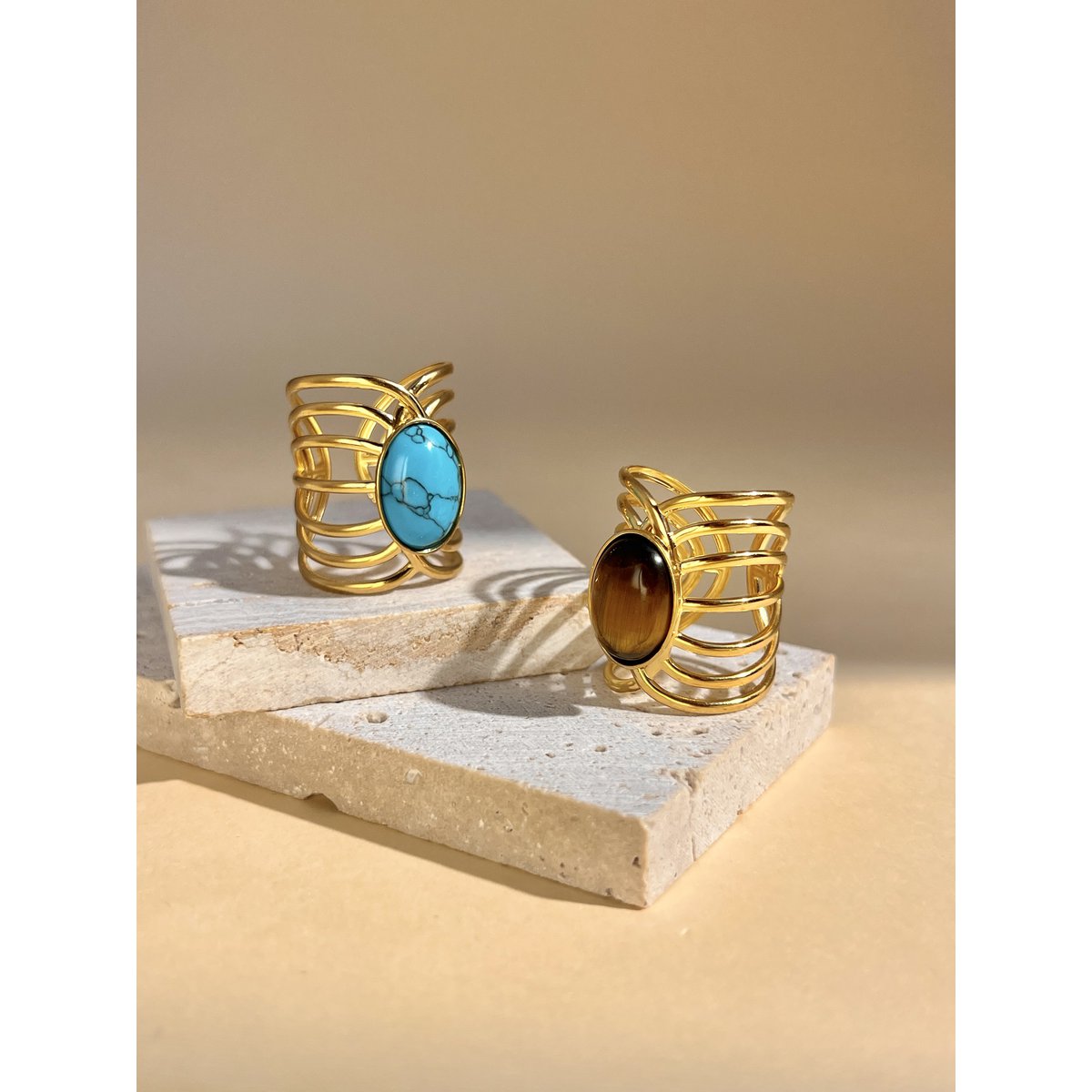 pozlaćeni prsten s kamenom, turkiz prsten, tigrovo oko nakit, ZAYA x COSMOS, statement ring, hypoallergenic nakit, francuski brend nakita, vodootporni prsten, prsten za svaki dan, chic ženski nakit, nakit za slobodnog duha, boho glam komad, nakit s prirodnim kristalima, zaya-hr.com, prsten sa simbolikom, modni dodatak s osobnošću, široki prsten za žene, zlatni prsten s kamenom
