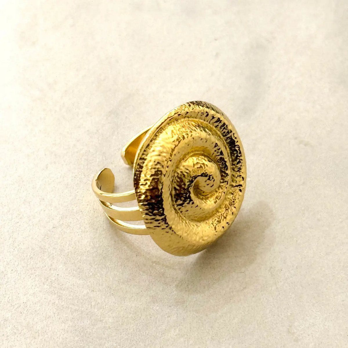 spiralni prsten, pozlaćeni prsten, waterproof nakit, zlatni prsten, prsten s twistom, ZAYA x CASSETTE, minimalistički nakit, prsten za svaki dan, španjolski dizajn, poklon za nju, chic prsten 2025, elegantan prsten, nakit online Hrvatska, hypoallergenic nakit, modni dodaci, zaya-hr.com, spiral ring gold, geometrijski nakit, basic ali poseban