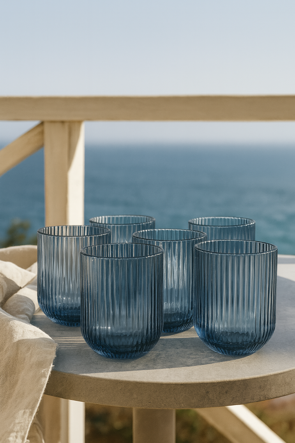 staklene čaše plave boje, čaše za vodu set, ribbed čaše, ljetni set čaša, ZAYA čaše, mediteranski stol, čaše s reljefom, čaše za spritz, plave čaše za balkon, čaše 270 ml, čaše s teksturom, dekoracija stola more, lifestyle čaše, ljetna postava stola, čaše boja mora