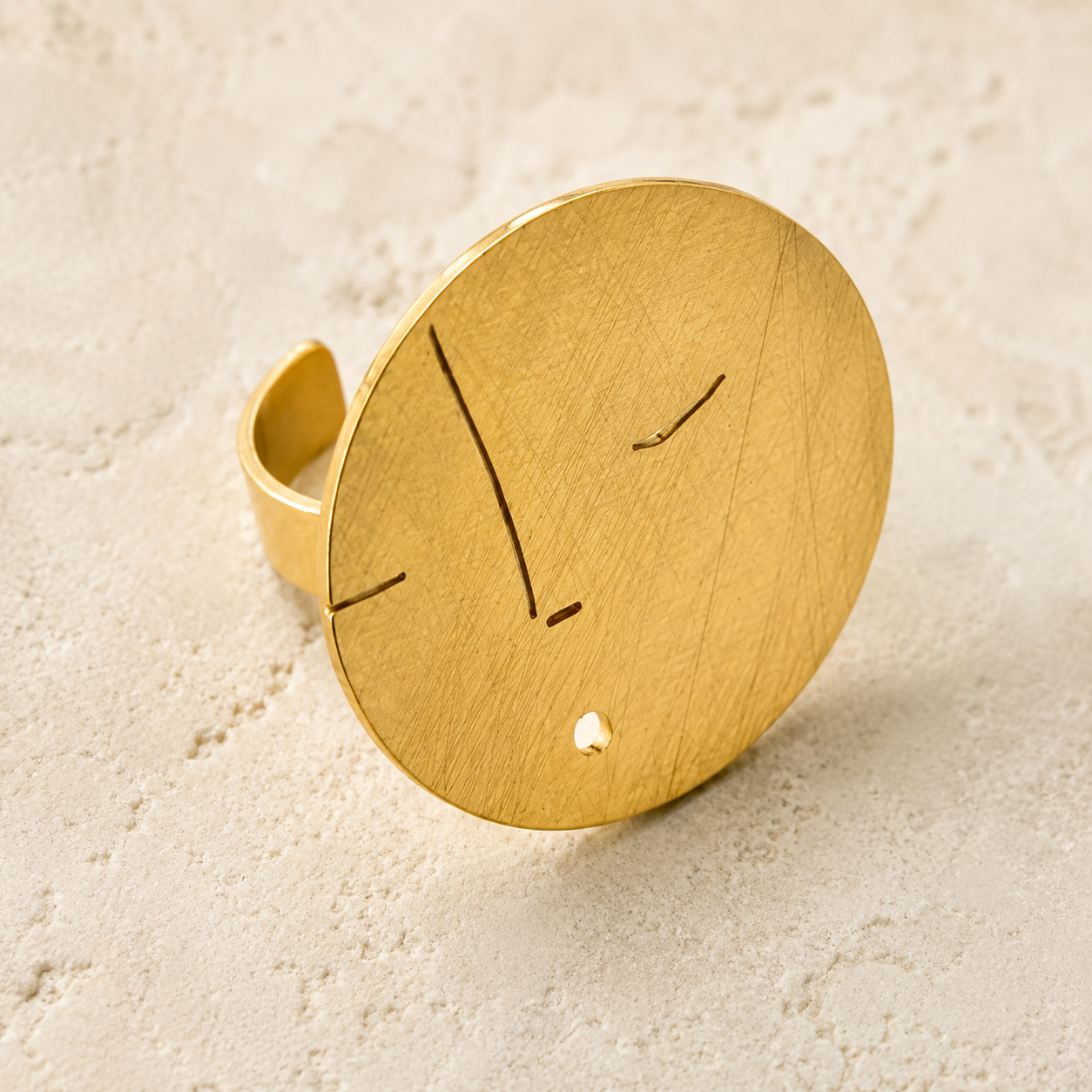 statement prsten, vodootporni prsten, vodootporan nakit, prsten od nehrđajućeg čelika, pozlaćeni prsten, 14k pozlata, zlatni statement prsten, podesivi prsten, adjustable ring, stainless steel ring, gold statement ring, waterproof jewelry, waterproof ring, hypoallergenic jewelry, hipoalergeni prsten, prsten bez nikla, prsten bez olova, minimalistički prsten, moderni prsten, dizajnerski prsten, ženski prsten, modni prsten, premium nakit, luksuzni modni nakit, ZAYA prsten, ZAYA x CASSETTE ES, europski brend n