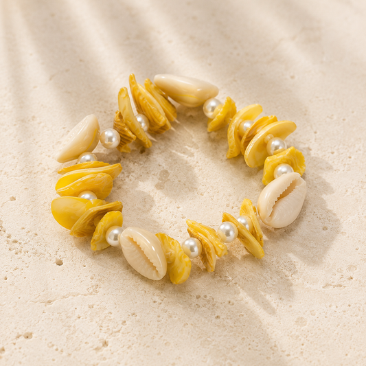 Žuta narukvica od školjkica, narukvica od školjki, shell bracelet, ljetna narukvica, boho narukvica, narukvica za plažu, morska narukvica, mediteranski nakit, nakit od školjkica, narukvica s perlicama, narukvica s bisernim perlicama, ženski ljetni nakit, beach style nakit, resort nakit, narukvica za ljeto, narukvica uz more, žuta boho narukvica, narukvica od prirodnih školjki, kauri školjke narukvica, narukvica za poklon, poklon za nju, ZAYA nakit, modna narukvica, elastična narukvica, statement narukvica, 
