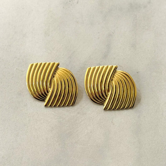 vintage naušnice, zlatne spiralne naušnice, retro stil nakit, ZAYA x CASSETTE, waterproof nakit, pozlaćeni nakit, hypoallergenic earrings, klasične naušnice, chic nakit 2025, nakit inspiriran retro stilom, nakit za svaki dan, zaya-hr.com, poklon za ženu s ukusom, elegantne naušnice, modni dodaci online, španjolski brend nakita, retro twist earrings