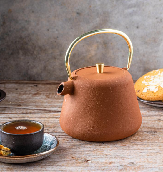 zaya čajnik, rustikalni čajnik, poklon za nju, cozy home, zaya tea ritual, čajnik s drškom, zen lifestyle, keramički čajnik, čajni ritual, mindful trenutak, hygge čaj, home spa, zaya poklon, čaj uz knjigu, zaya čaj set, kišni dan vibe