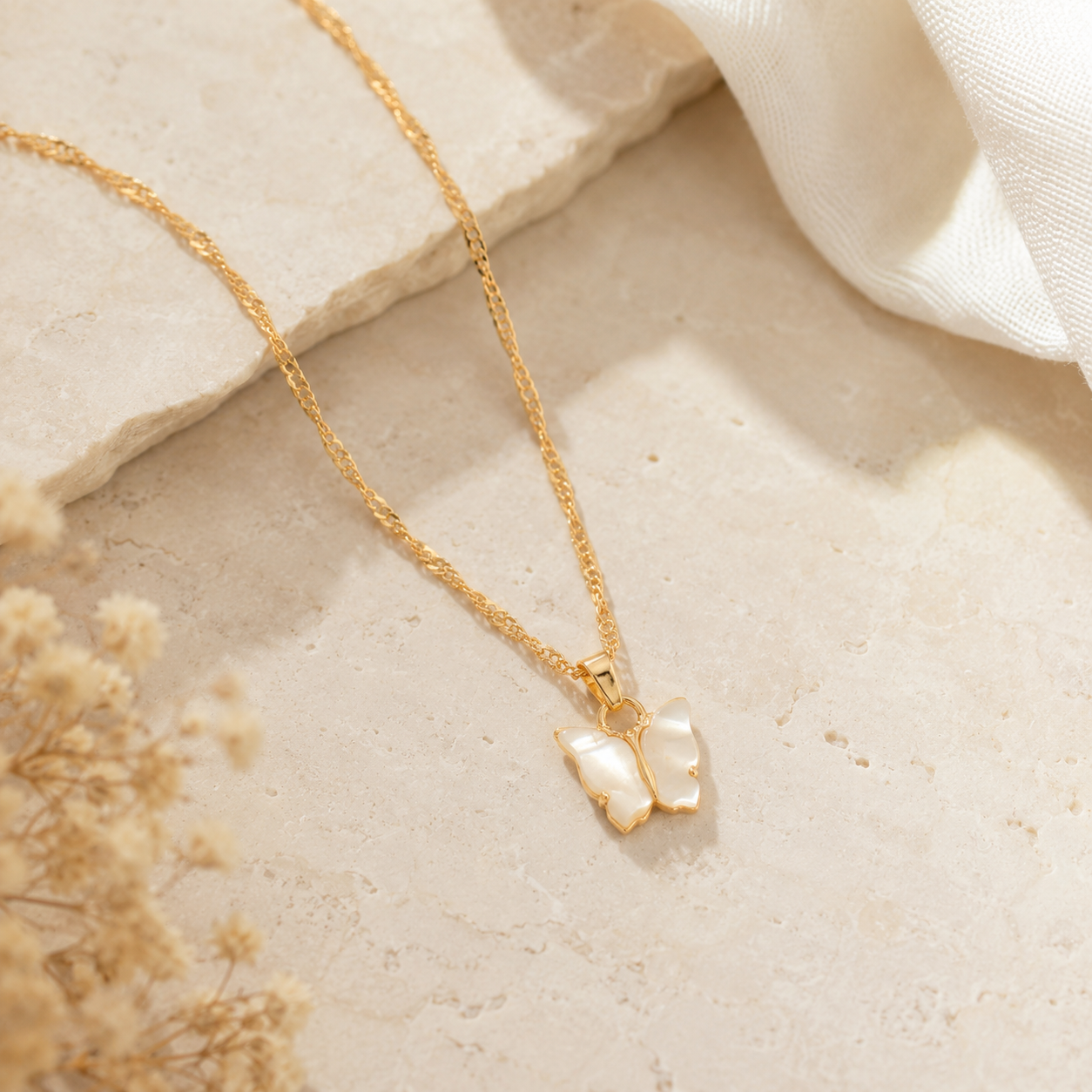 zlatna ogrlica leptir, ogrlica s leptirićem, ogrlica s privjeskom leptir, sedefasta ogrlica, ogrlica od sedefa, mother of pearl necklace, zlatna ženska ogrlica, elegantna ogrlica, nježna ogrlica, minimalistička ogrlica, romantična ogrlica, ogrlica za žene, ogrlica za poklon, poklon za nju, modni nakit, ženski nakit, zlatni lančić s privjeskom, ogrlica 46 cm, ogrlica s produžetkom, leptir nakit, privjesak leptir, krem zlatna ogrlica, ljetna ogrlica, ZAYA nakit, elegantan nakit, decentna ogrlica, ogrlica za s