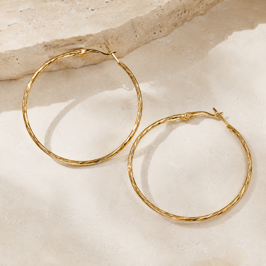zlatne hoop naušnice, hoop naušnice, velike hoop naušnice, naušnice obruč, zlatne naušnice, statement naušnice, naušnice 60 mm, teksturirane naušnice, elegantne naušnice, minimalističke naušnice, naušnice za svaki dan, naušnice za večer, ljetne naušnice, mediteranski nakit, zlatni nakit, ZAYA naušnice, ZAYA nakit, modni nakit, trendy naušnice, premium fashion jewelry, gold hoop earrings, large hoop earrings, hoop earrings 60mm, naušnice za haljinu, naušnice za košulju, naušnice za poklon, poklon za nju, bea